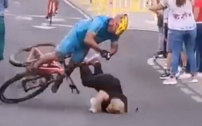 Mulher atravessa em frente ao ciclista e cai com o rosto no chão em prova nas Ilhas Canárias