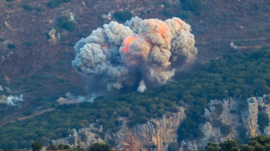 Nuvem de fumaça e chamas provocadas por ataque aéreo israelense na área de Marjayoun, no sul do Líbano, perto da fronteira