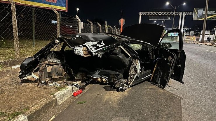 Jovem fica gravemente ferida após carro partir ao meio em acidente