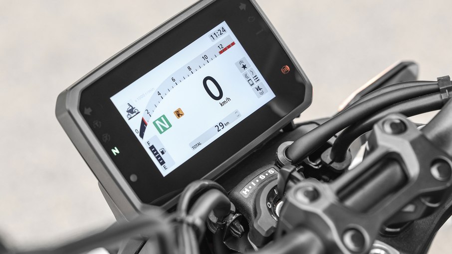 Painel TFT de 5 polegadas da CB1000 Hornet oferece conectividade Honda RoadSync e três opções de visualização. Painel TFT de 5 polegadas da CB1000 Hornet oferece conectividade Honda RoadSync e três opções de visualização.