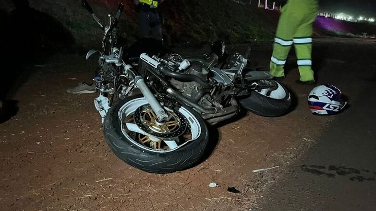 Motociclista morre após bater na traseira de caminhão carregado com laranja em rodovia da região