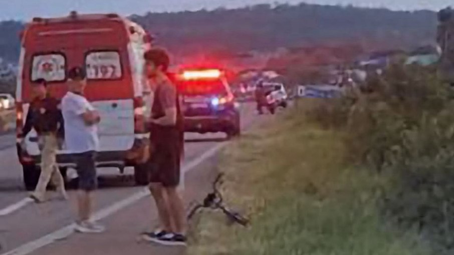 Vítimas estavam em uma bicicleta quando foram atropeladas na rodovia Vítimas estavam em uma bicicleta quando foram atropeladas na rodovia