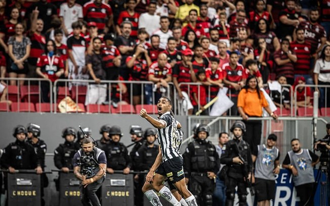 Nonato (encoberto) é celebrado e cala a toricda do Flamengo (ao fundo). Era o início da virada do Santos