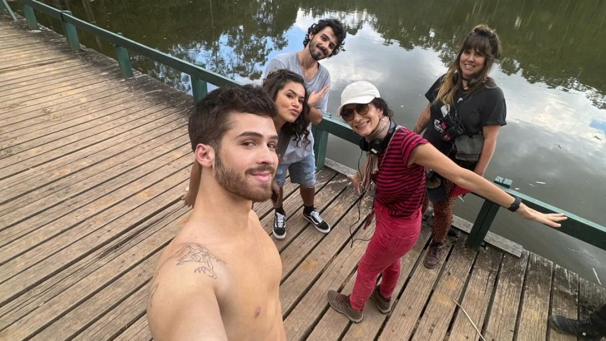 João Guilherme com elenco de série 'De Volta aos 15'