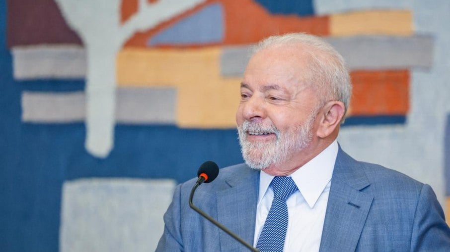 Lula desce rampa do Planalto e defende prédios públicos sem grades