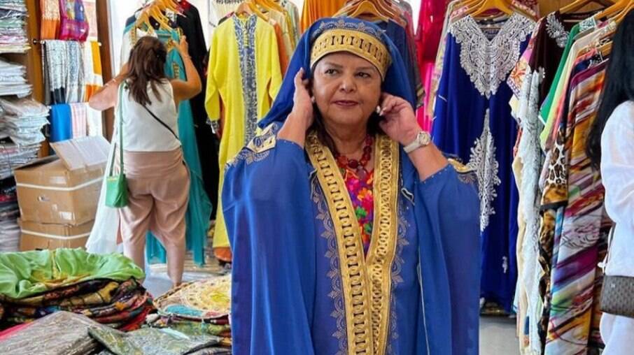 Luiza Trajano experimenta uma abaya, roupa típica dos Emirados Árabes