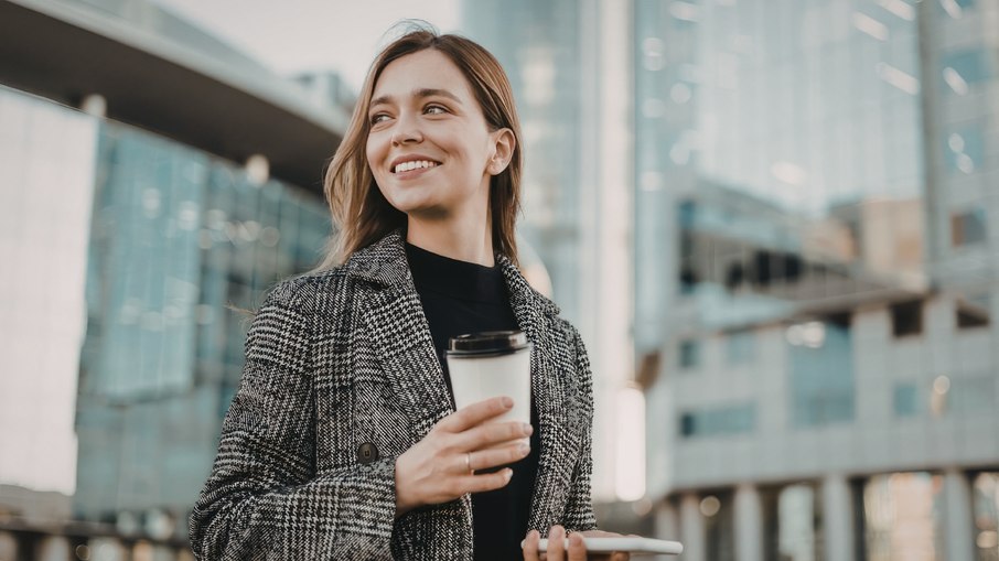 Café mancha os dentes? O que a ciência diz sobre a bebida