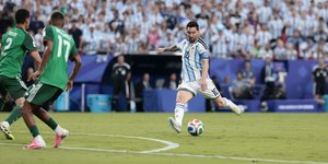 Messi faz história, dá show e Argentina vence Argélia na estreia