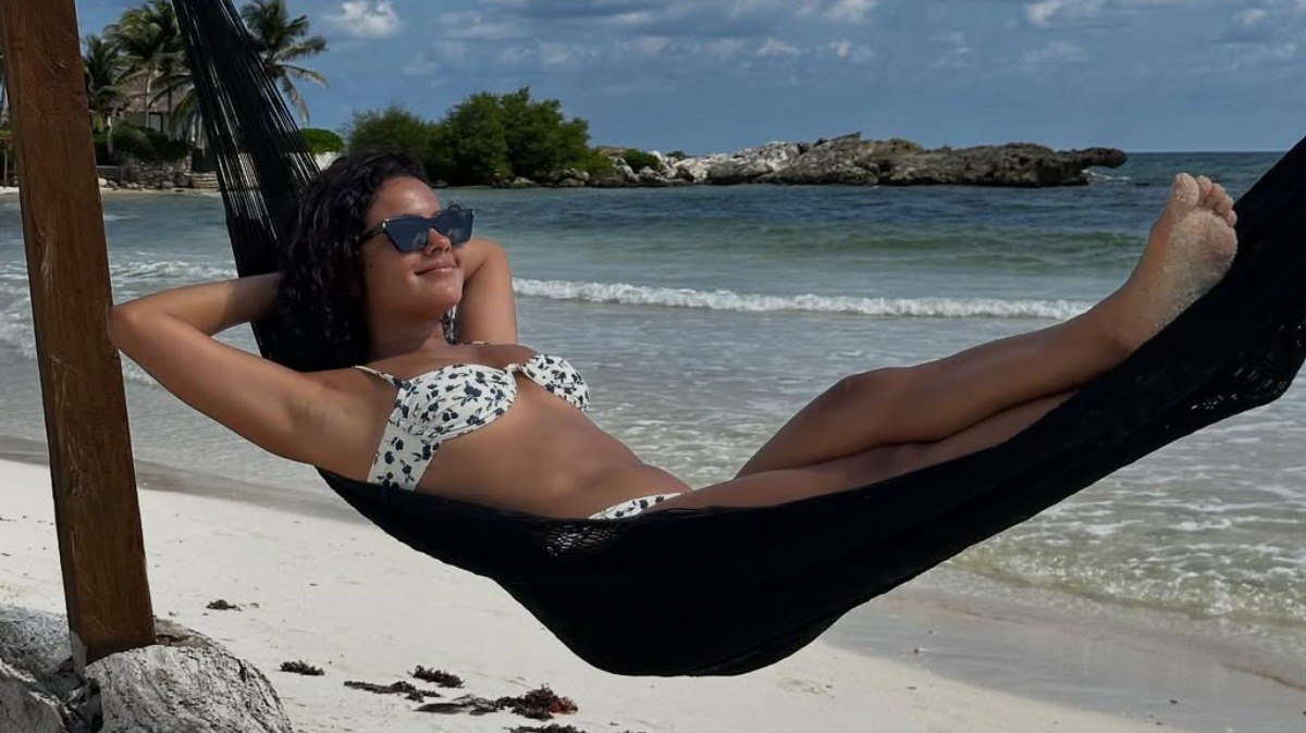 Bella Campos posa de biquíni nas férias: "Feliz no simples"