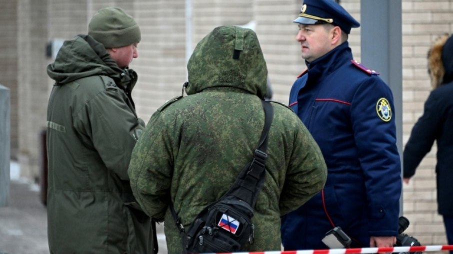 Policiais isolam o local da explosão que matou o comandante da divisão de armas químicas do exército russo, Igor Kirillov, em Moscou