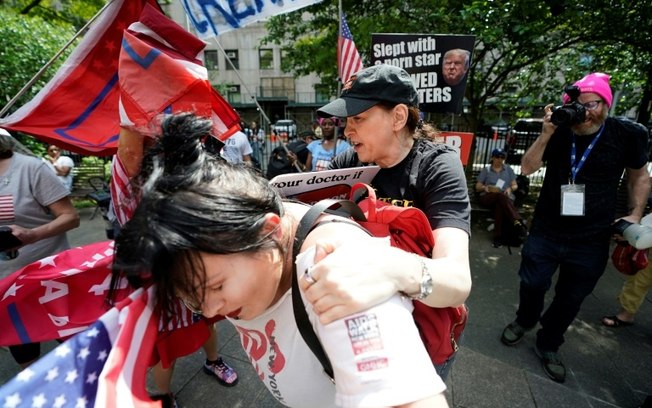 Manifestantes a favor e contra Donald Trump se reuniram em frente ao tribunal onde o ex-presidente republicano dos EUA é julgado