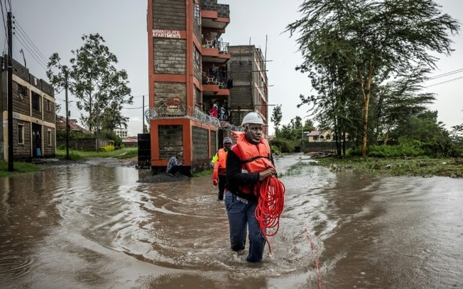 Membros da Cruz Vermelha do Quênia deslocados em uma região afetada por inundações, em Kitengela, em 1º de maio de 2024