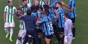 Vídeo: técnico do Grêmio agride atleta do Juventude em briga