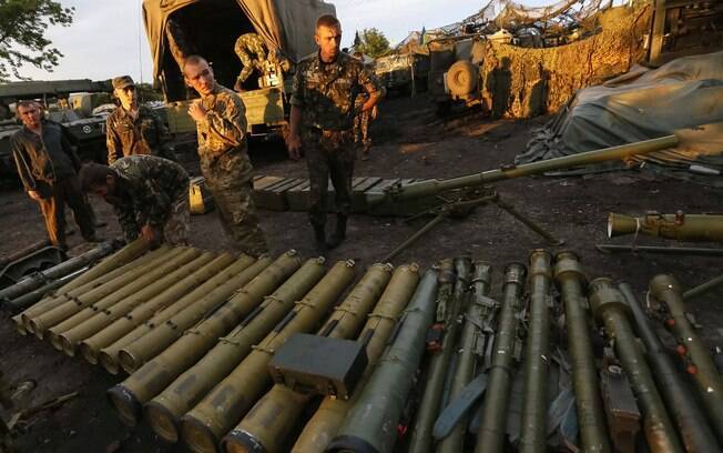 Militares ucranianos perto das armas apreendidas de separatistas pró-russos perto Slaviansk, Ucrânia (8/07). Foto: Reuters