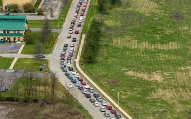 Longa fila de carros para receber comida nos arredores de Pittsburgh, EUA