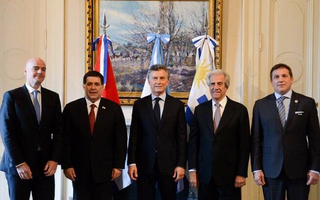 Presidente da Argentina, Mauricio Macri (centro), junto com os presidentes da Fifa (esquerda), Conmebol (direita), Paraguai (2º à esquerda) e Uruguai (2º à direita)