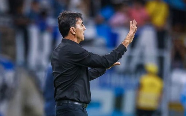 Técnico Gustavo Quinteros quer novos nomes no elenco do Grêmio para a sequência da temporada