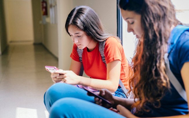 Estudo avalia uso de celulares durante horas escolares