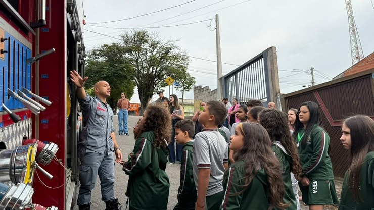 Projeto Bombeiro na Escola forma 72 alunos em Louveira