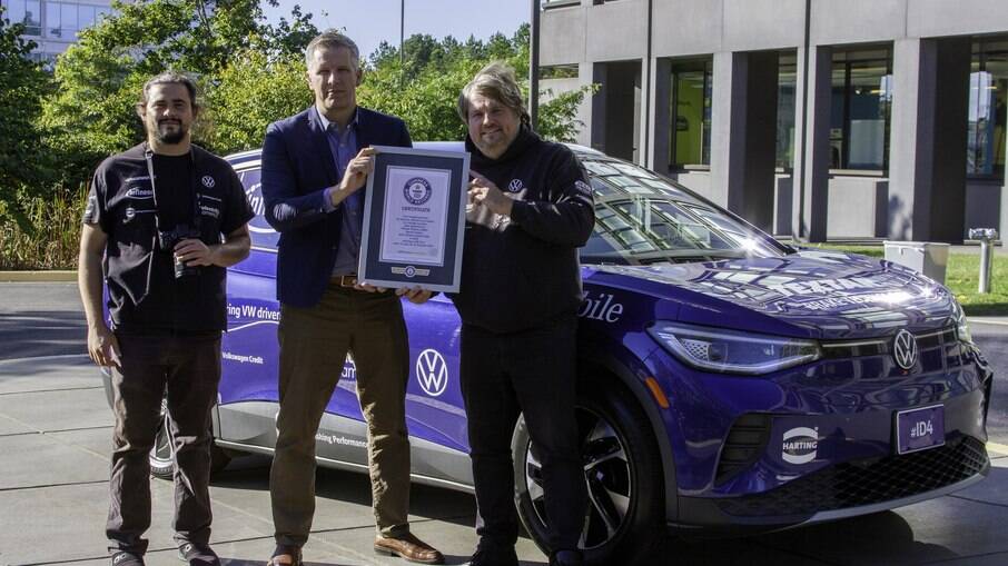  Derek Collins (esquerda), o vice-presidente senior da VW América, Hein Shafer, e Rainer Zietlow recebem o certificado 
