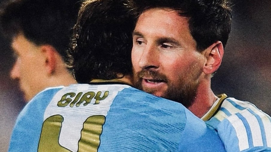Giay abraça Lionel Messi em amistoso contra Benin