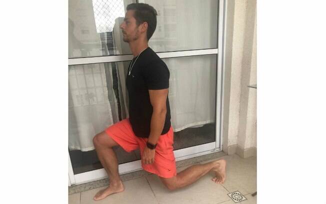 Treino funcional: para realizar o afundo é simples e você deve alternar o exercício para fazer com as duas pernas Treino funcional: para realizar o afundo é simples e você deve alternar o exercício para fazer com as duas pernas
