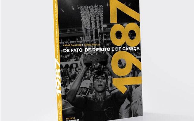 Zagueiro Estevam ergue a Taça das Bolinhas após o título do Sport na Ilha do Retiro, com 1 a 0 sobre o Guarani 