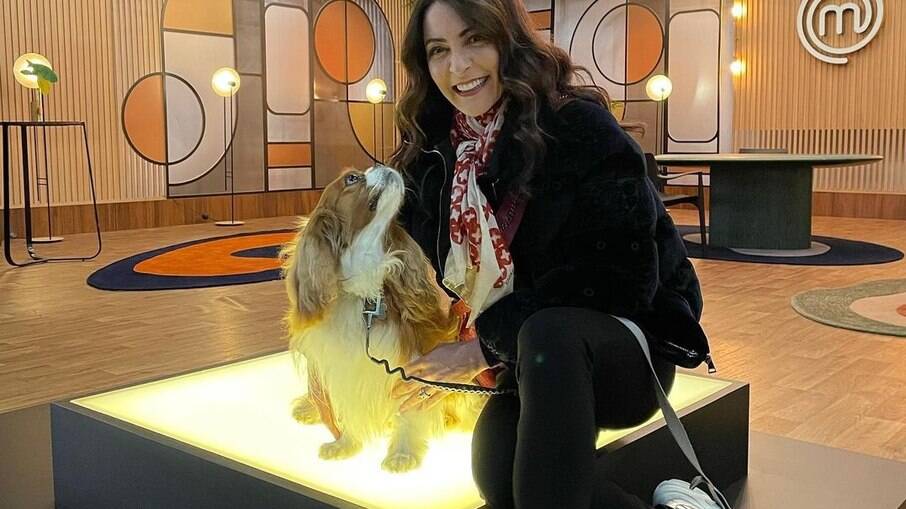 Ana Paula Padrão leva Mané, o cachorro de estimação, para as gravações do MasterChef