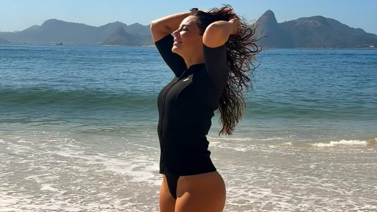 Paolla%20Oliveira%20exibe%20curvas%20em%20clique%20na%20praia%3A%20%22Bel%C3%ADssima%22