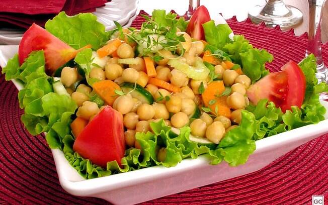 Saladas veganas que valem por uma refeição