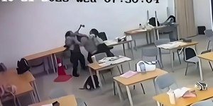 Estudante ataca professora com machado e transmite ao vivo