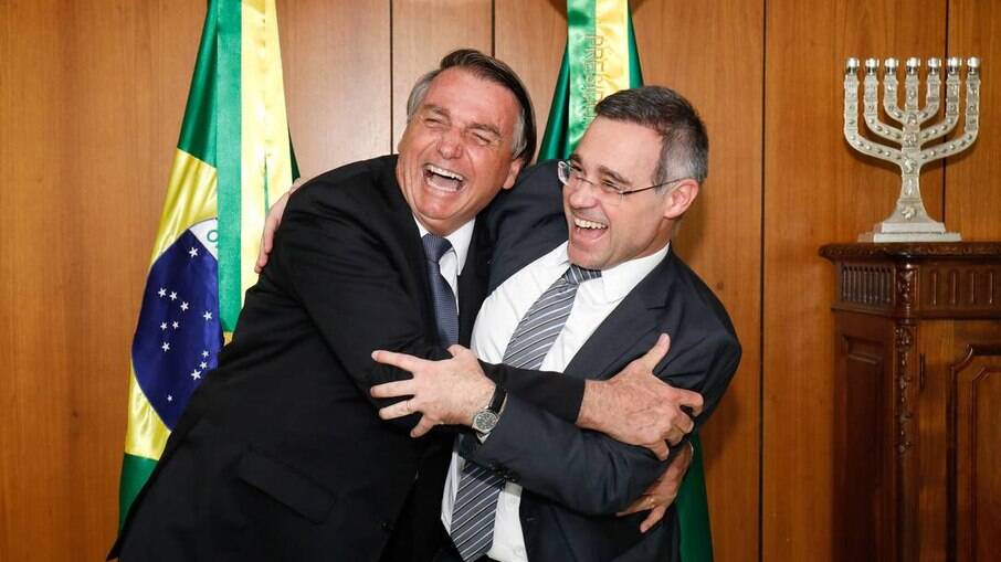 O presidente Jair Bolsonaro cumprimenta André Mendonça, logo após ele ter seu nome aprovado para o Supremo Tribunal Federal