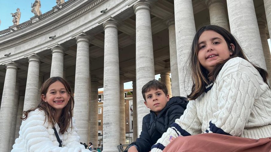Crianças estão na Itália em viagem com a família