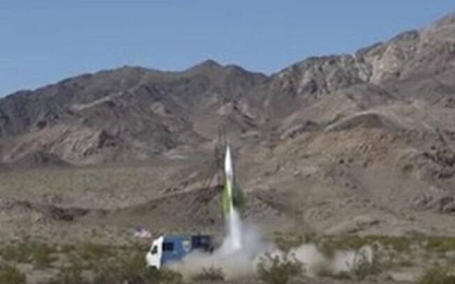 Lançamento do foguete aconteceu por volta das 15h em um terreno no meio do deserto de Mojave, na Califórnia, EUA