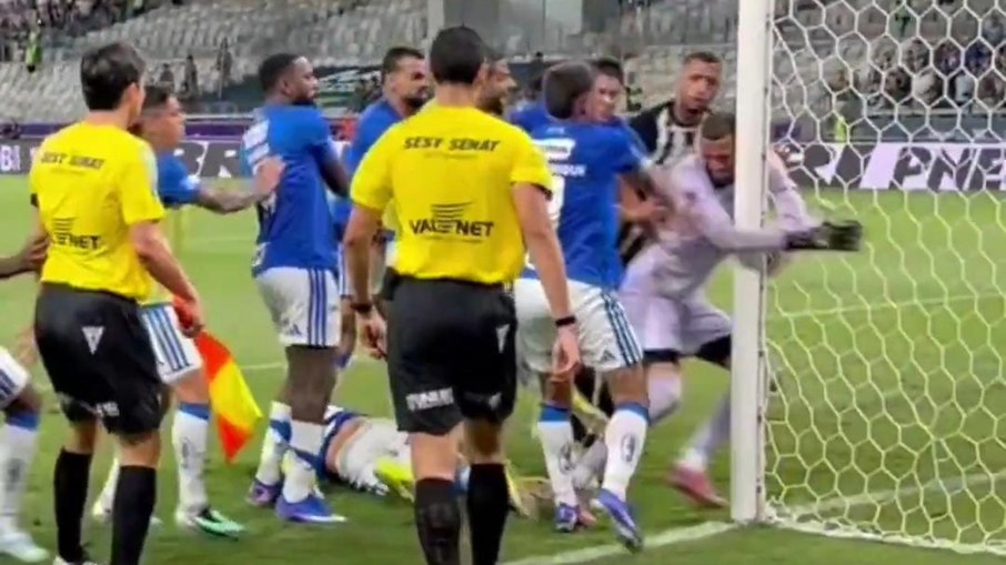 Briga generalizada na final entre Cruzeiro e Atlético