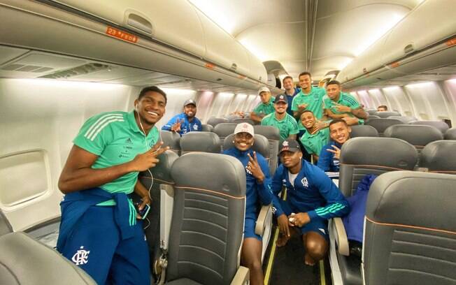 Jogadores do Flamengo sem máscaras em avião