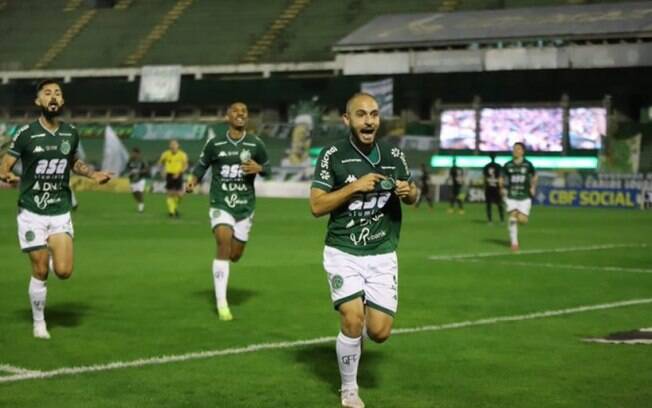 Coritiba espera resposta do meia Régis