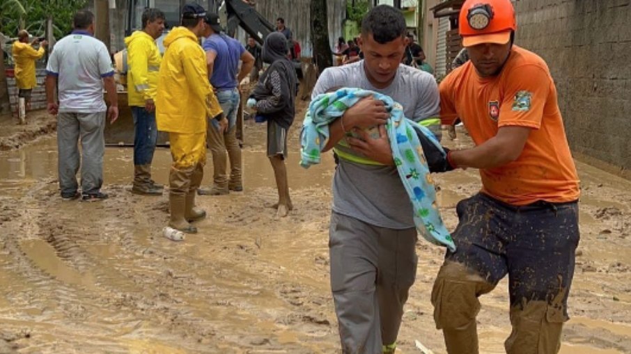 Equipes da Polícia Militar, Defesa Civil, Bombeiros, Samu e Marinha do Brasil trabalham para resgatar vítimas das chuvas