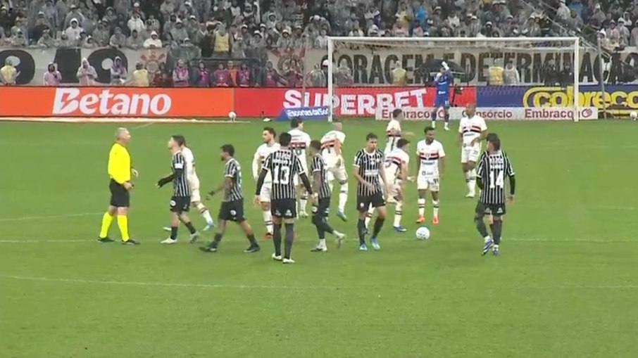Corinthians x São Paulo contou com arbitragem polêmica de Anderson Daronco