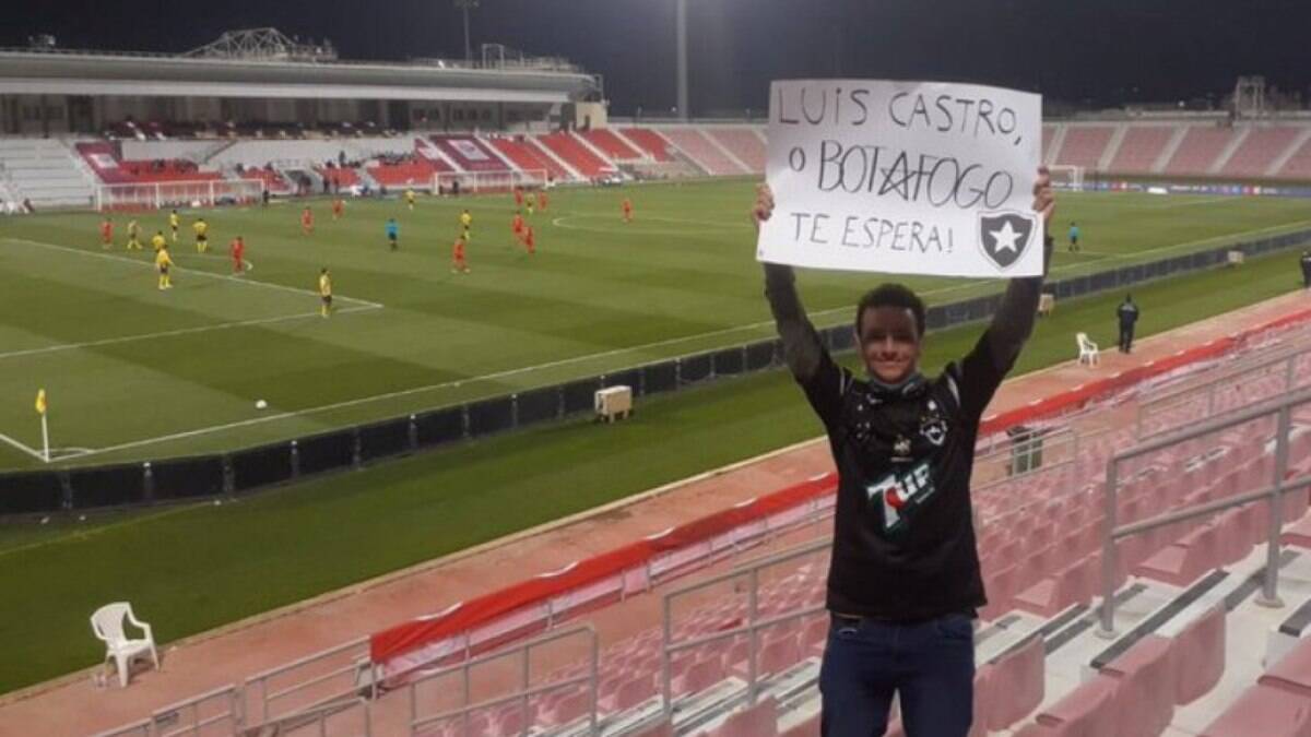 Torcedor do Botafogo vai ao jogo do Al-Duhail e leva placa de boas-vindas para Luís Castro