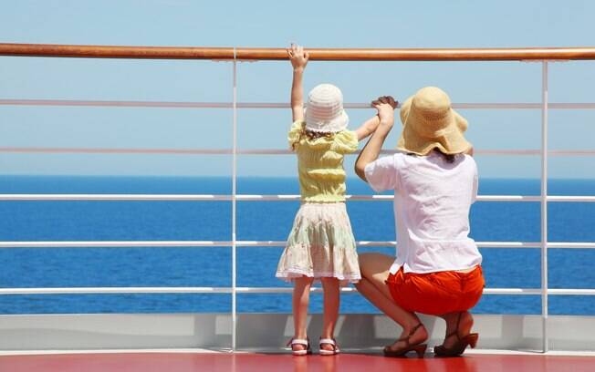 Fique de olho nas crianças, seja em cruzeiros marítimos ou a bordo de outras embarcações, para evitar imprevistos