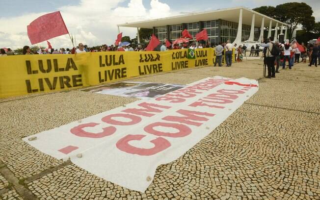 Manifestantes pró e contra Lula fizeram protestos em frente ao Supremo Tribunal Federal durante o julgamento do HC