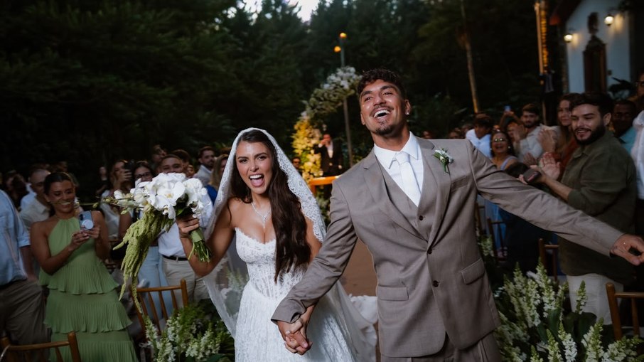 Natureza, sofisticação e muita emoção marcaram o casamento de Gabriel Medina e Isabella Arantes, que ainda surpreenderam familiares e amigos com o anúncio da primeira gravidez.