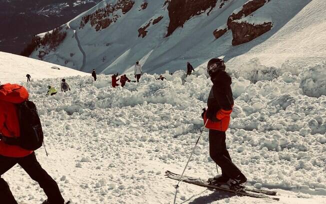 Equipes de resgate procuram desaparecidos após avalanche em pista de esqui