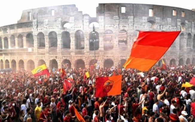 Jogadores e torcedores da Roma comemoram título da Conference League em frente ao Coliseu