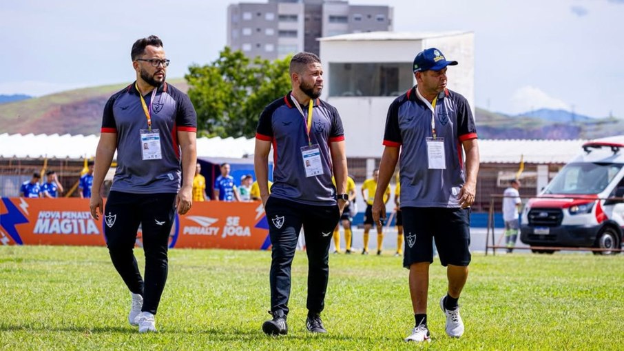 Comissão técnica do Águia de Marabá: Hector ao centro e Ronan à direita