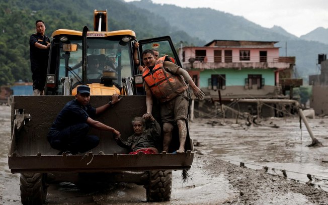 Enchentes repentinas devastaram vilarejos inteiros e infraestrutura crítica no Nepal Enchentes repentinas devastaram vilarejos inteiros e infraestrutura crítica no Nepal