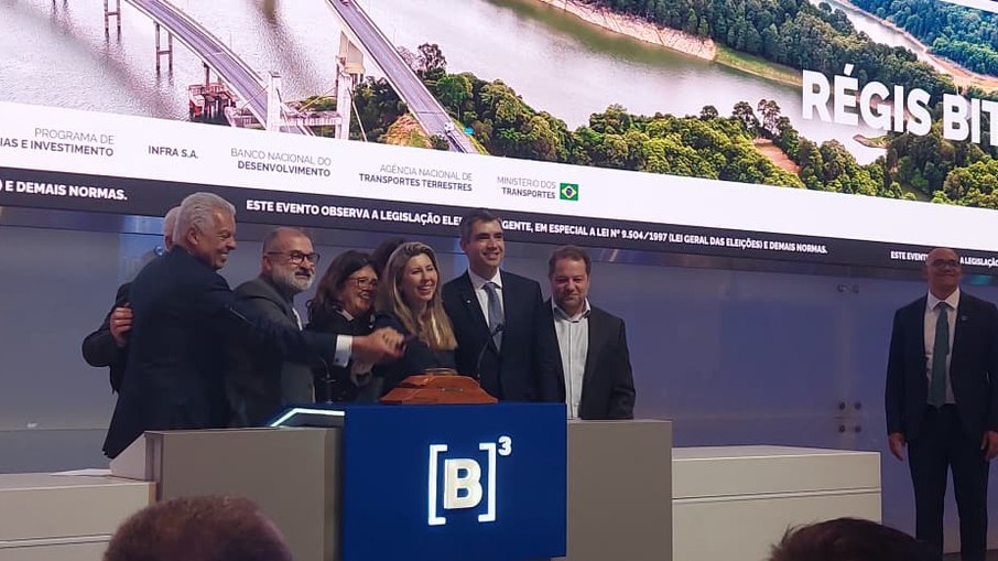 Equipe da EPR e autoridades batem o martelo no fim do leilão
