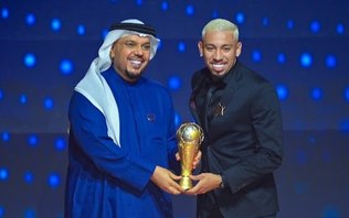 Ex-Flamengo ganha prêmio de melhor jogador da temporada nos EAU