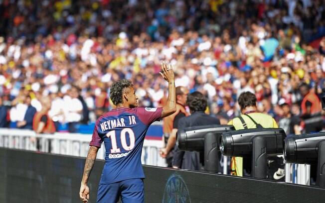 Neymar recebe bônus salarial para acenar para torcida do PSG